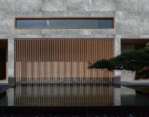 Pared de piedra suave con detalles de madera