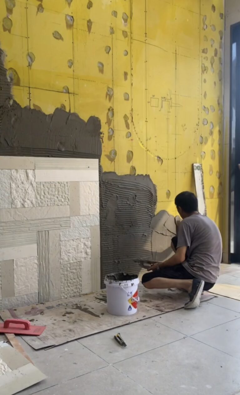 Instalación paso a paso de paneles de piedra blanda para una pared moderna