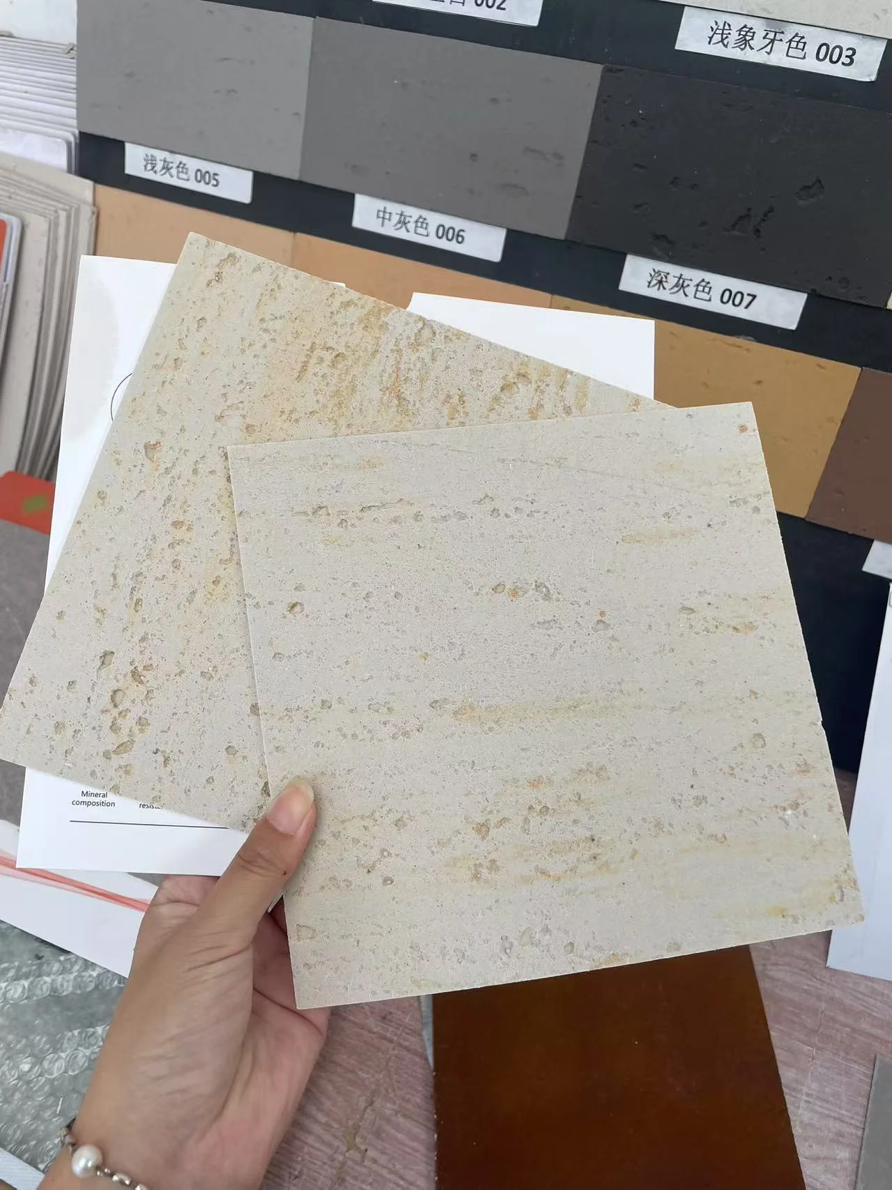 Innenarchitektin bei der Auswahl von Mustern für flexible Steinplatten für ein Kundenprojekt