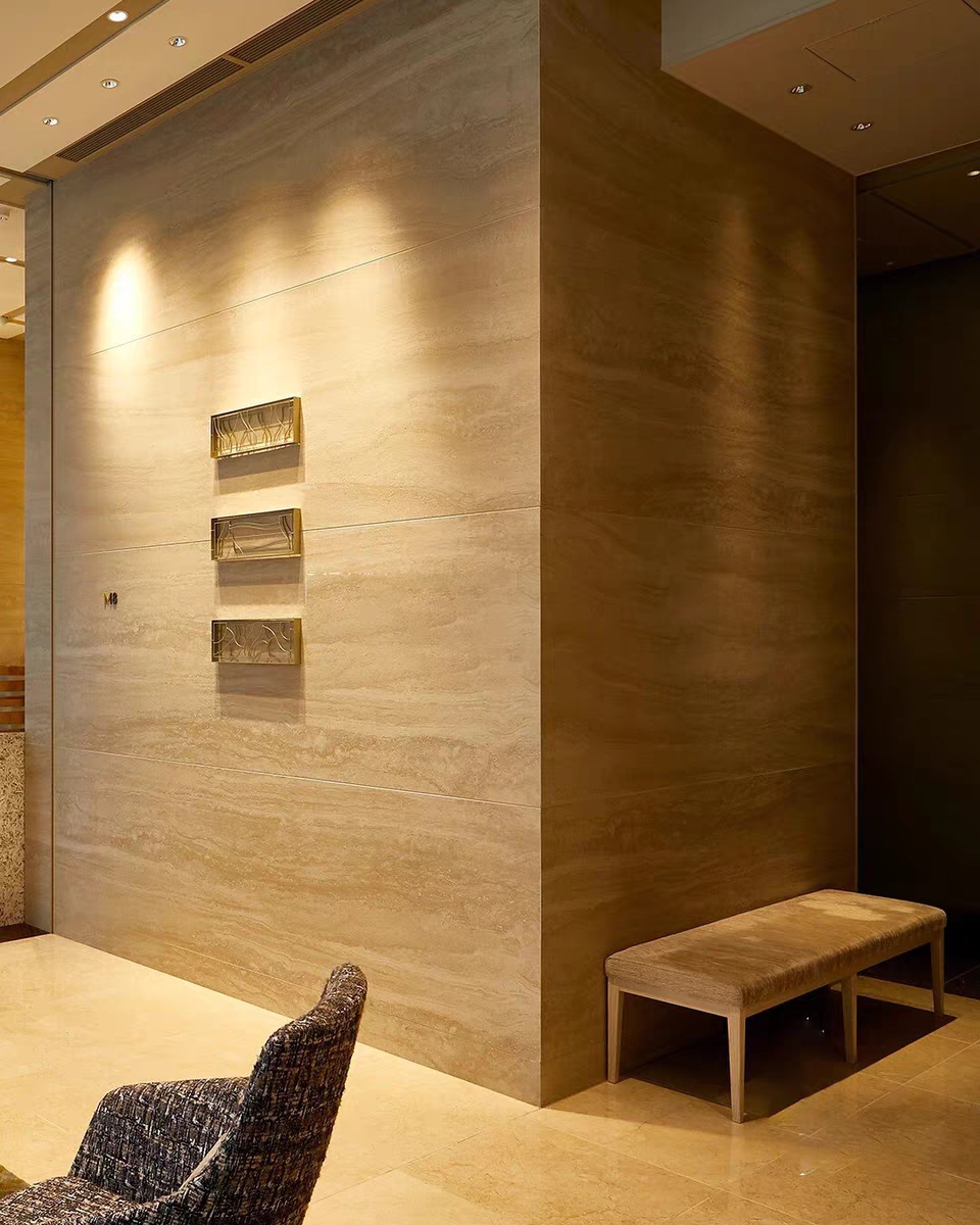 Acabado de pared con piedra flexible en una habitación de hotel renovada