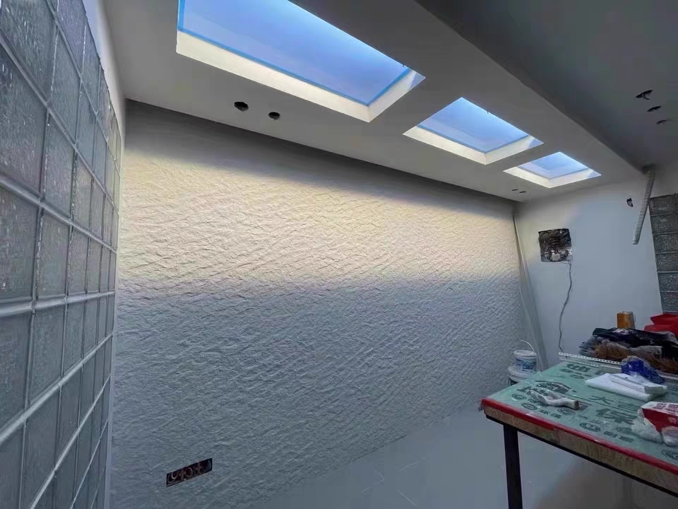 Finish des flexiblen Steinpanels bei einer Außenanwendung