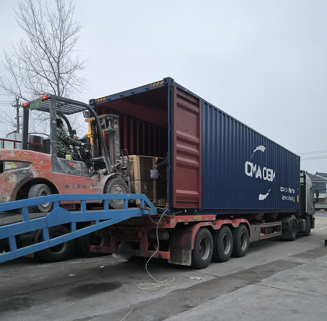 Paneles flexibles de piedra siendo cargados en un contenedor de envío para exportación