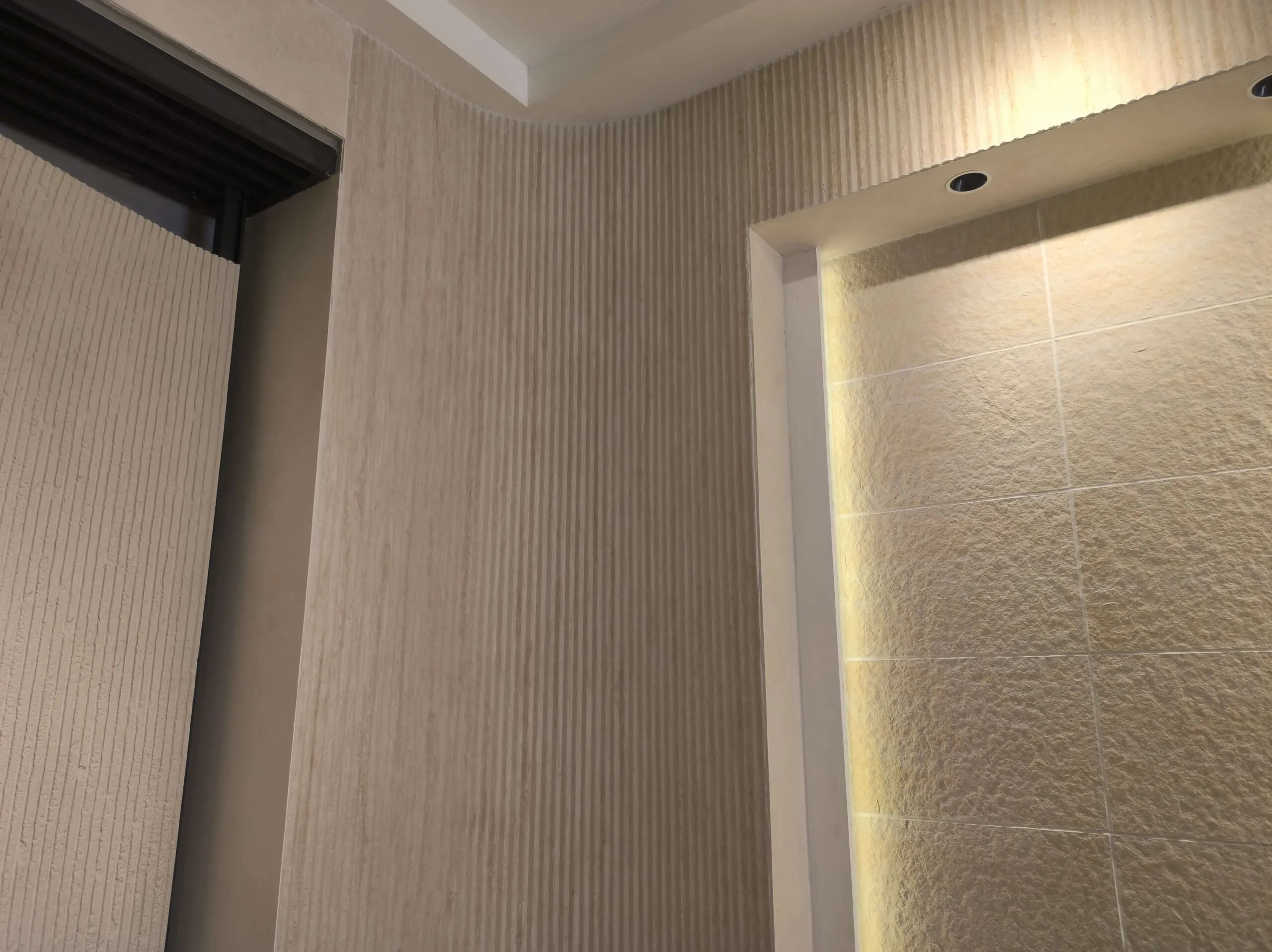 Revestimiento flexible stone envolviendo una columna arquitectónica curva