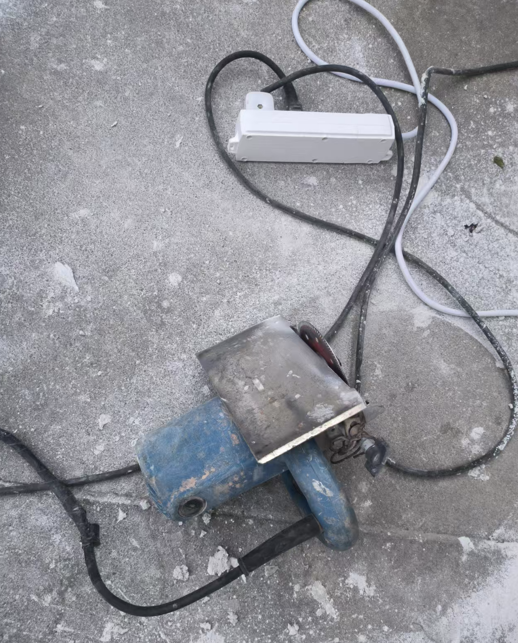 Tool for cutting flexible stone panels to size on site