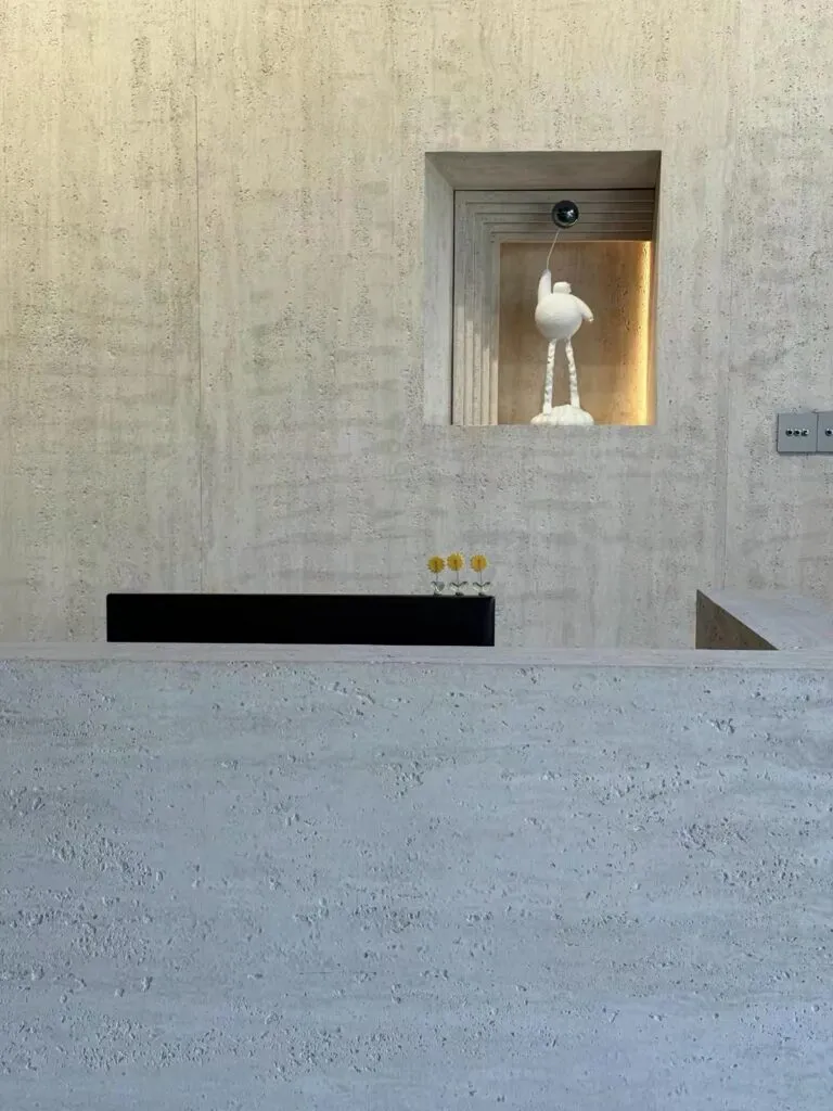 Vestíbulo minimalista con revestimiento de pared de piedra flexible estilo concreto